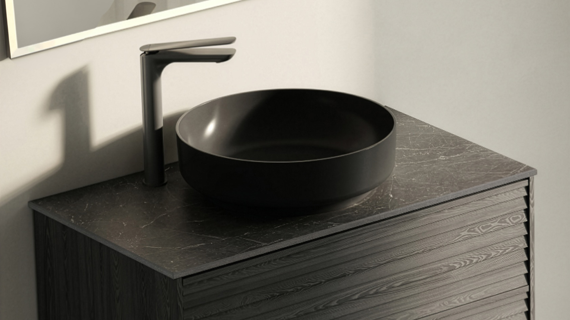 Epos kommode i sort ask med jalousi, Brecc bordplade, Fross rundt håndvask og Ejer fritstående armatur i mat sort.