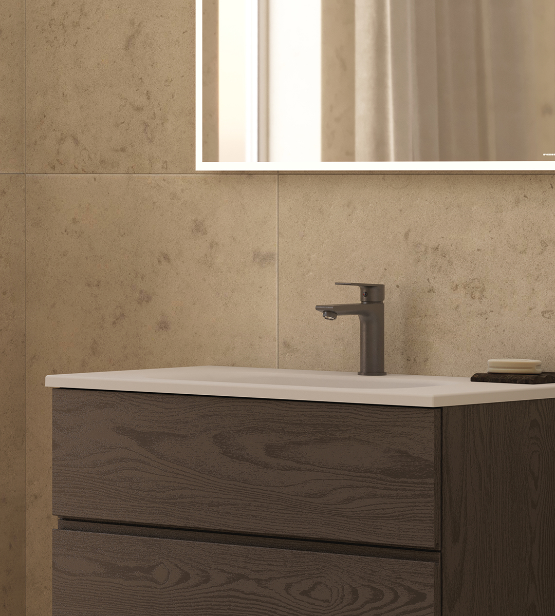 Poem vaskeskab i brun ask med detaljer i Mocca