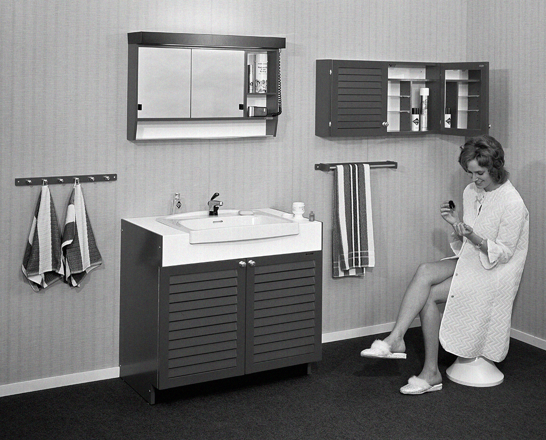 Svedbergs vaskeskab med jalousilåge