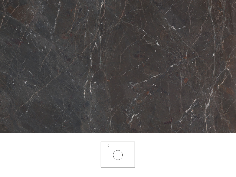 Brecc bordplade 60 cm i mørk stenlook med levende årer i brune, grå og hvide nuancer. Håndvask centreret på bordpladen, krom etgrebsarmatur til venstre for håndvasken.